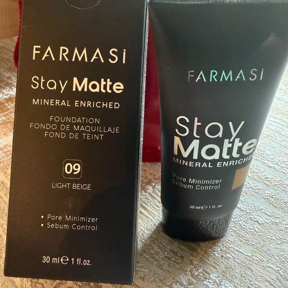 Farmasi Stay Matte Mineral Enriched Foundation Pore Minimizer Light Beige - Picture 3 of 3
